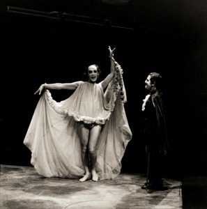 Fotografia em preto e branco da peça Os Monstros.