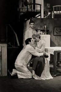 Fotografia em preto e branco da peça A Morte do Caxeiro Viajante.