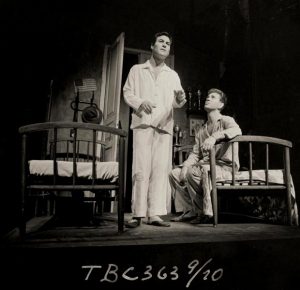 Fotografia em preto e branco da peça A Morte do Caxeiro Viajante.