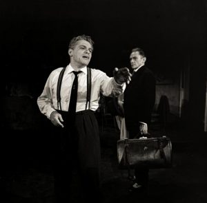 Fotografia em preto e branco da peça A Morte do Caxeiro Viajante.