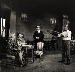 Fotografia em preto e branco da peça Os Ossos do Barão.