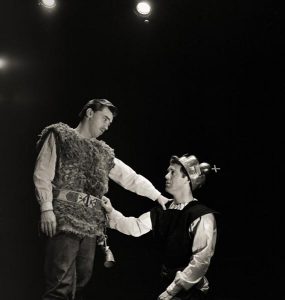 Fotografia em preto e branco da peça O Melhor Juiz, O Rei.