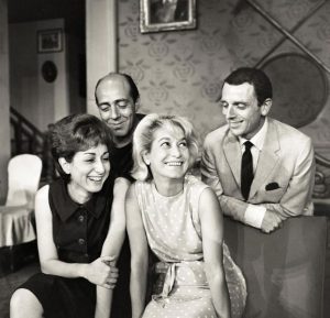 Fotografia em preto e branco da peça Os Ossos do Barão.