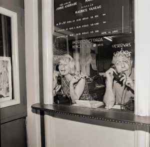 Fotografia em preto e branco da peça Os Ossos do Barão.