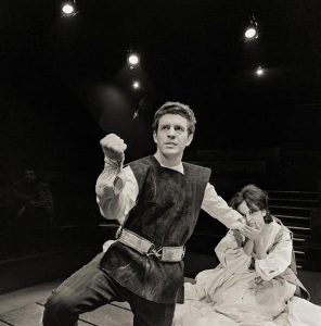 Fotografia em preto e branco da peça O Melhor Juiz, O Rei.