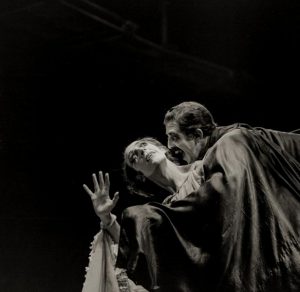 Fotografia em preto e branco da peça Os Monstros.