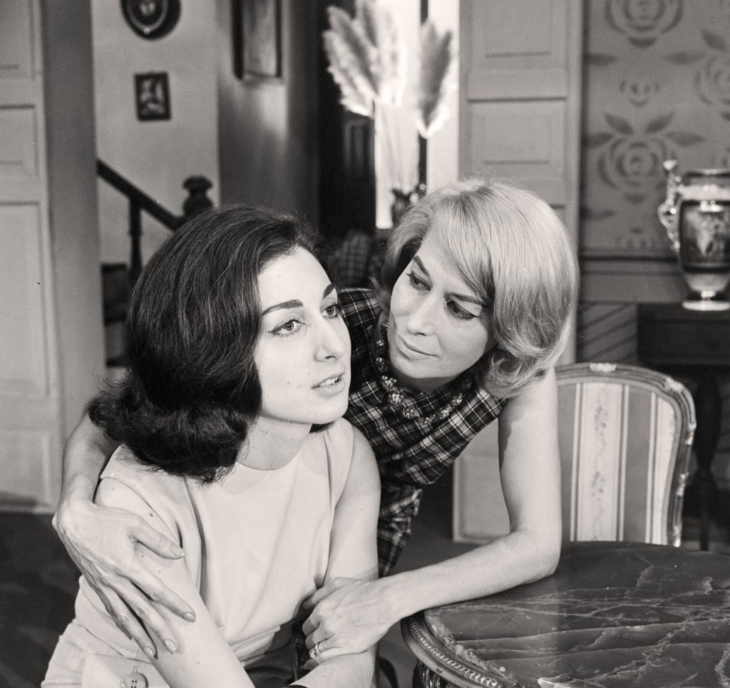 Fotografia em preto e branco da peça Os Ossos do Barão.